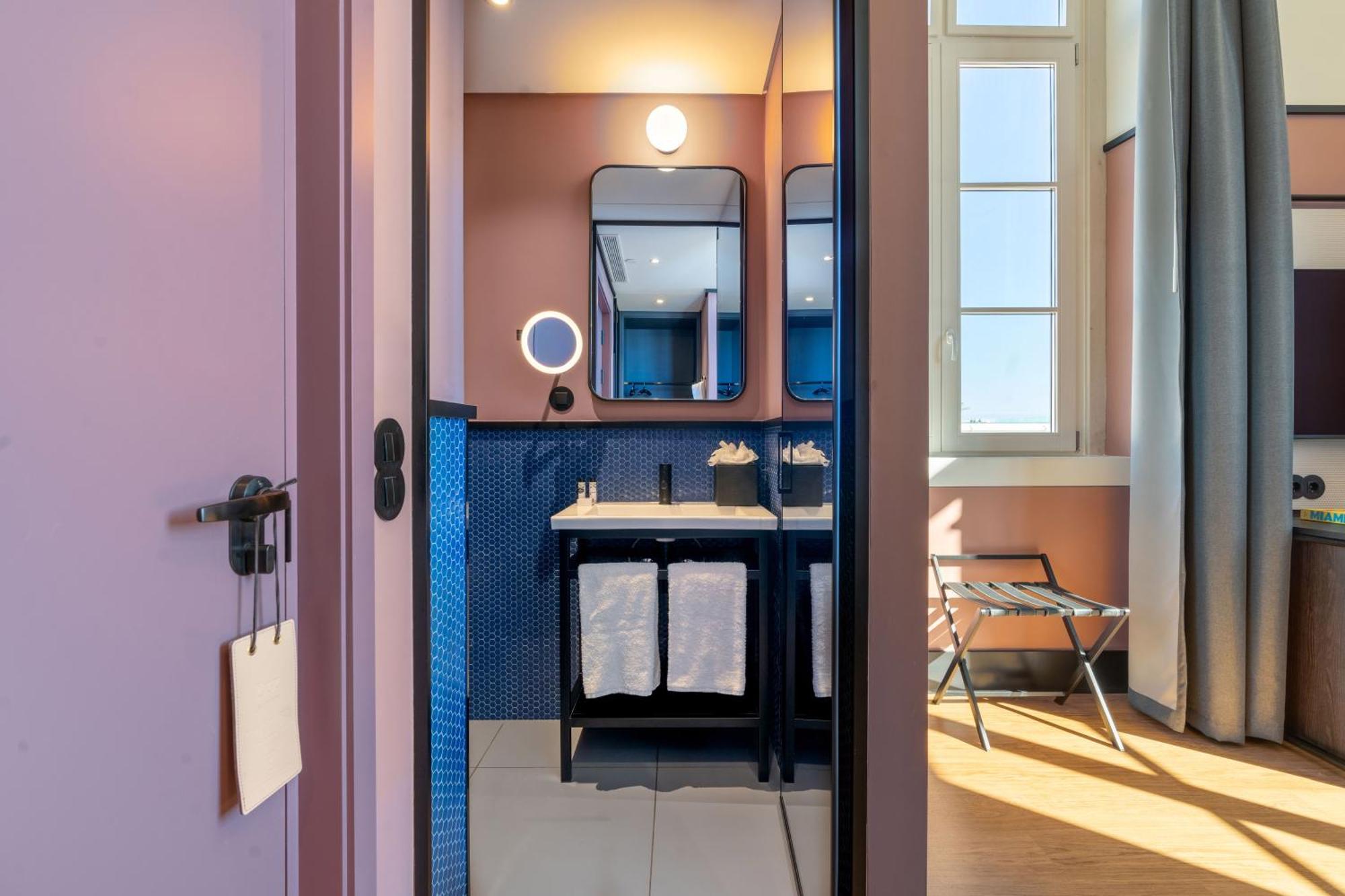 The Editory Riverside Hotel, An Historic Hotel リスボン エクステリア 写真 Bathroom of a room at the Hotel Grand Central