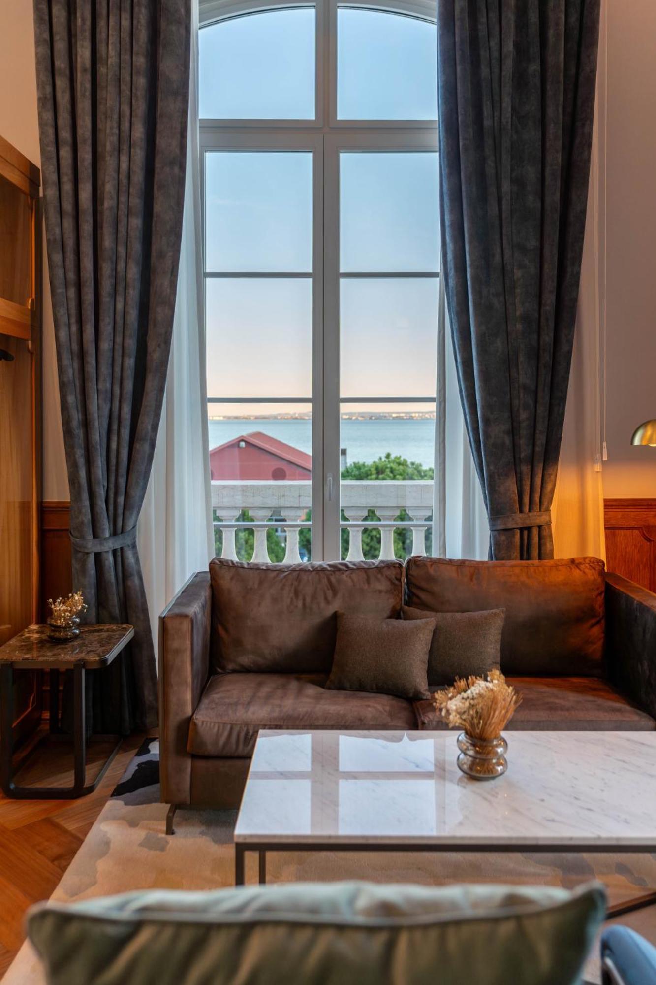 The Editory Riverside Hotel, An Historic Hotel リスボン エクステリア 写真 A room at the hotel