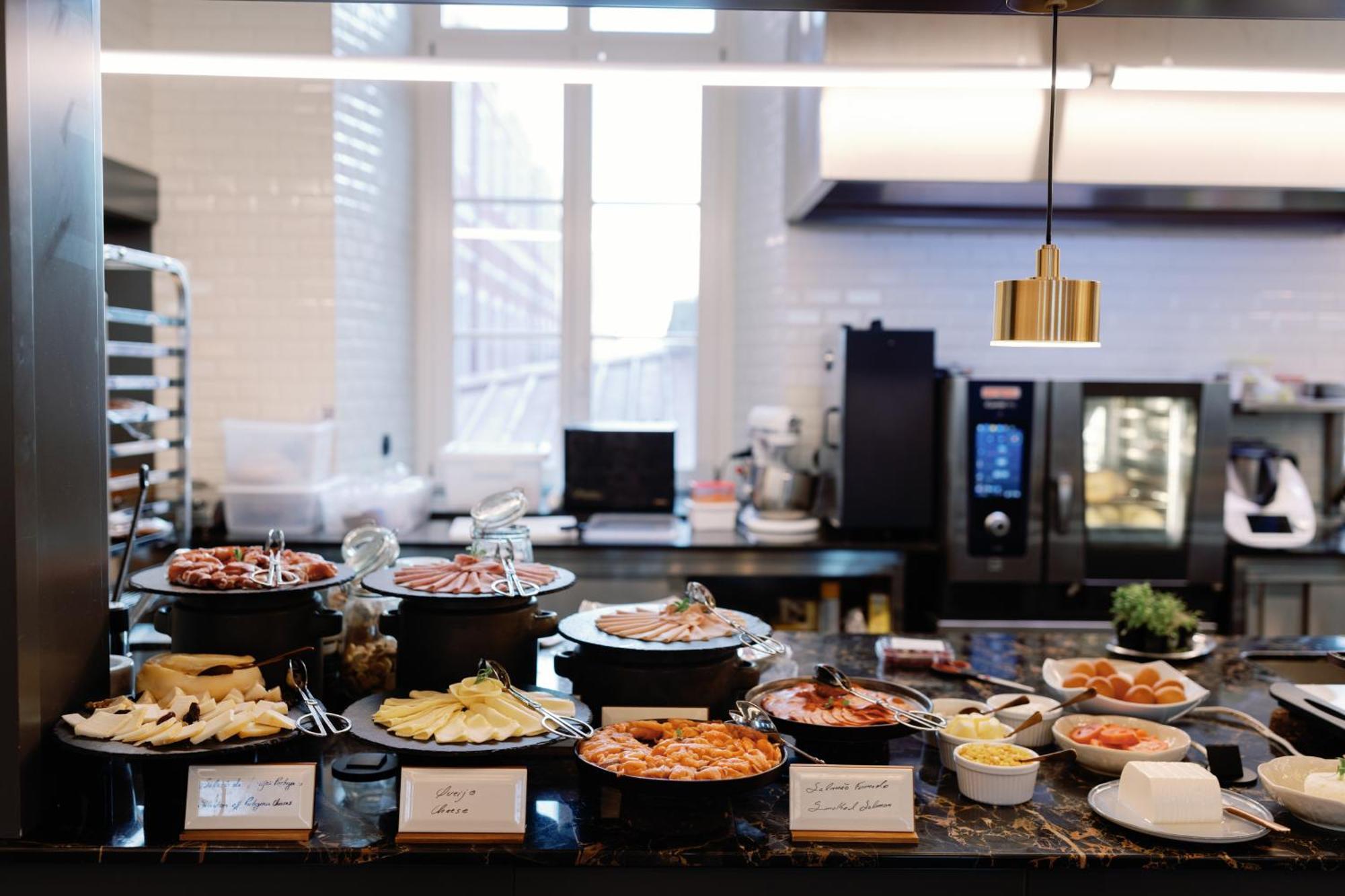 The Editory Riverside Hotel, An Historic Hotel リスボン エクステリア 写真 A buffet at a hotel