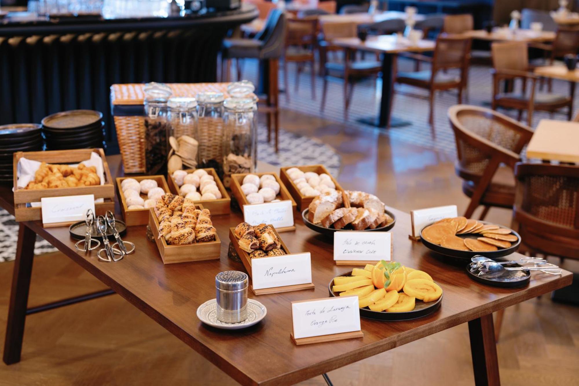 The Editory Riverside Hotel, An Historic Hotel リスボン エクステリア 写真 A selection of pastries at a buffet